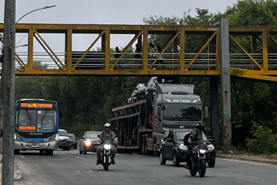 Caminhão-cegonha fica preso em passarela na Barra da Tijuca