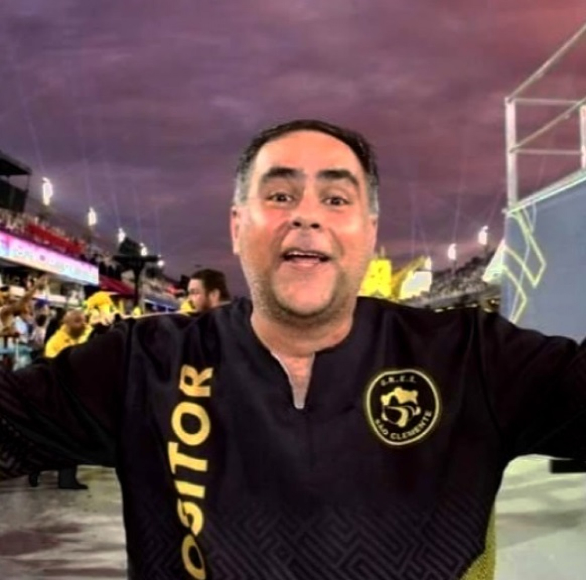 O jornalista esportivo Eugênio Leal é torcedor apaixonado da São Clemente - Reprodução / Instagram