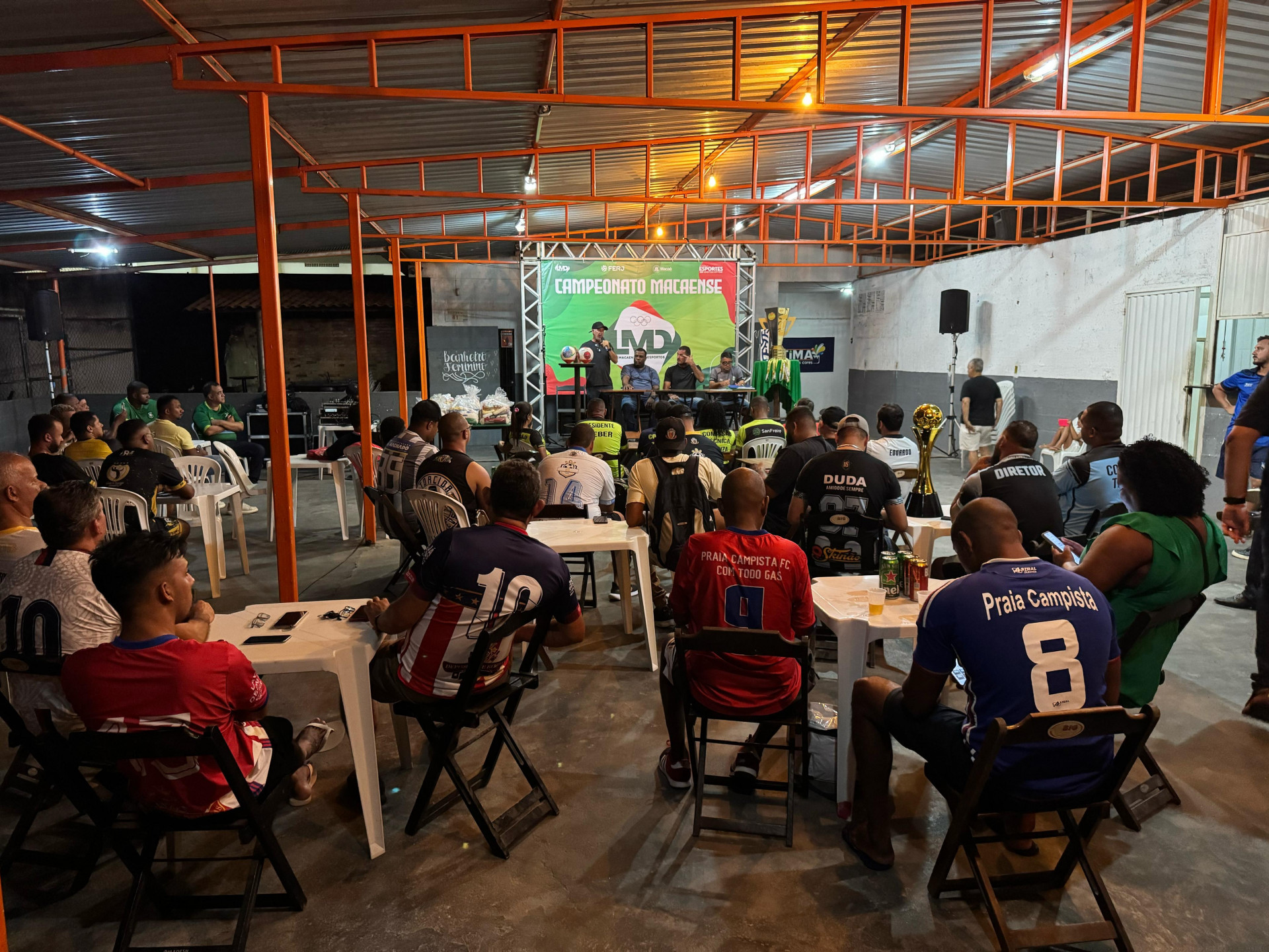 Vice-prefeito Fabiano Paschoal e representantes da Liga Macaense de Desportos anunciam a abertura da edi&ccedil;&atilde;o 2025 do Campeonato Macaense de Futebol Amador - Foto: Divulga&ccedil;&atilde;o