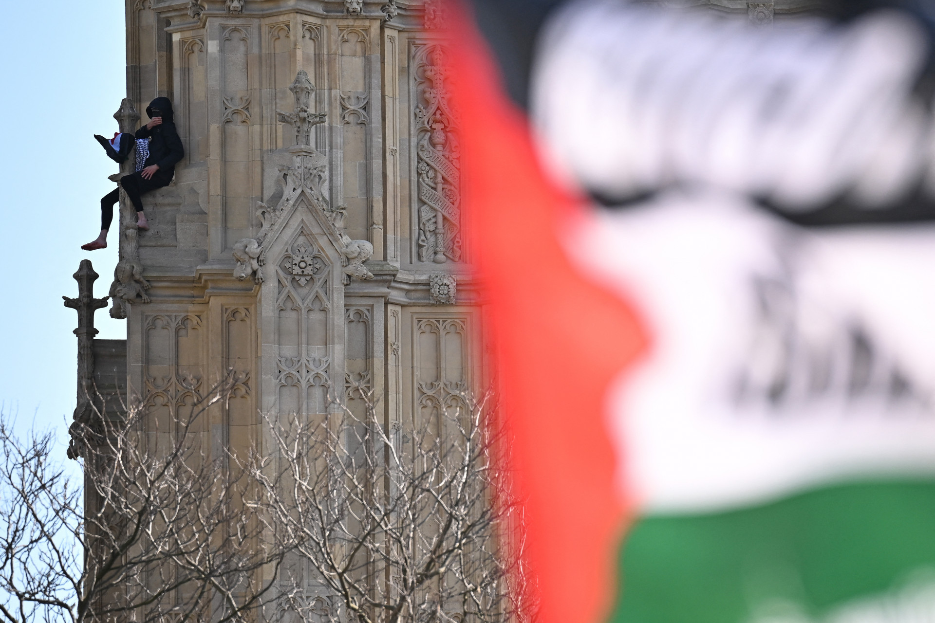 Polícia isolou a área ao redor, incluindo a ponte de Westminster - AFP