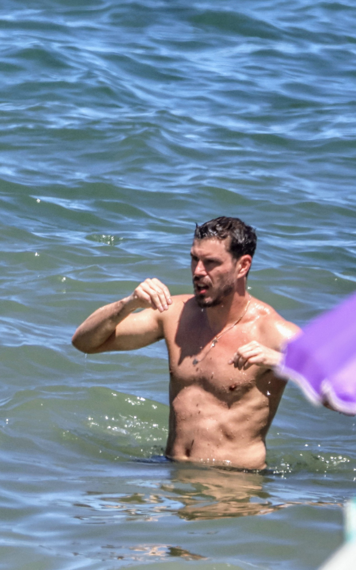 Bruninho curte praia em sábado ensolarado