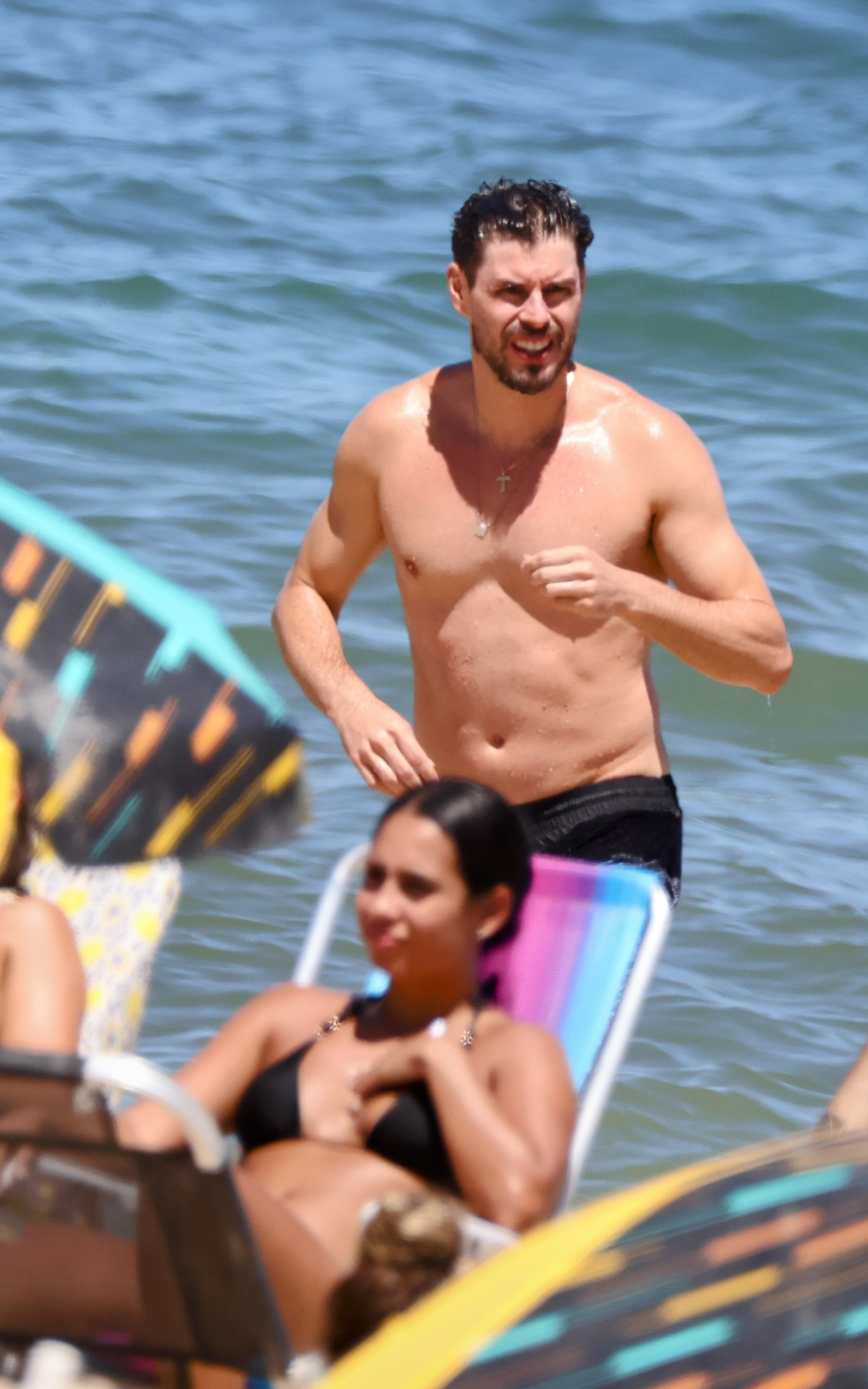 Bruninho curte praia em sábado ensolarado