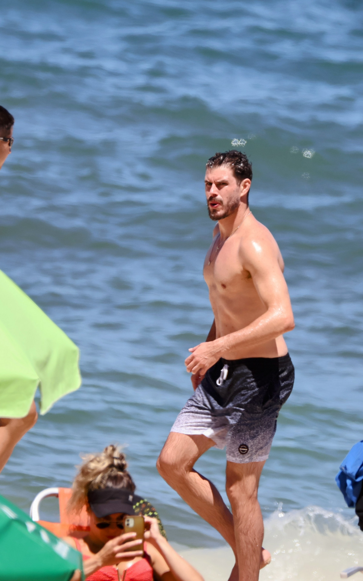 Bruninho curte praia em sábado ensolarado