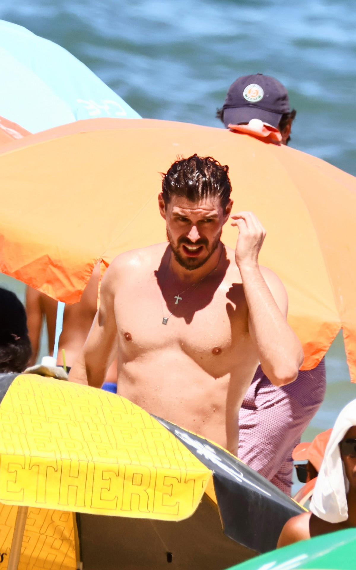 Bruninho curte praia em sábado ensolarado