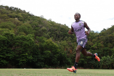 Anunciado há dois meses, Nathan Fernandes ainda não estreou pelo Botafogo