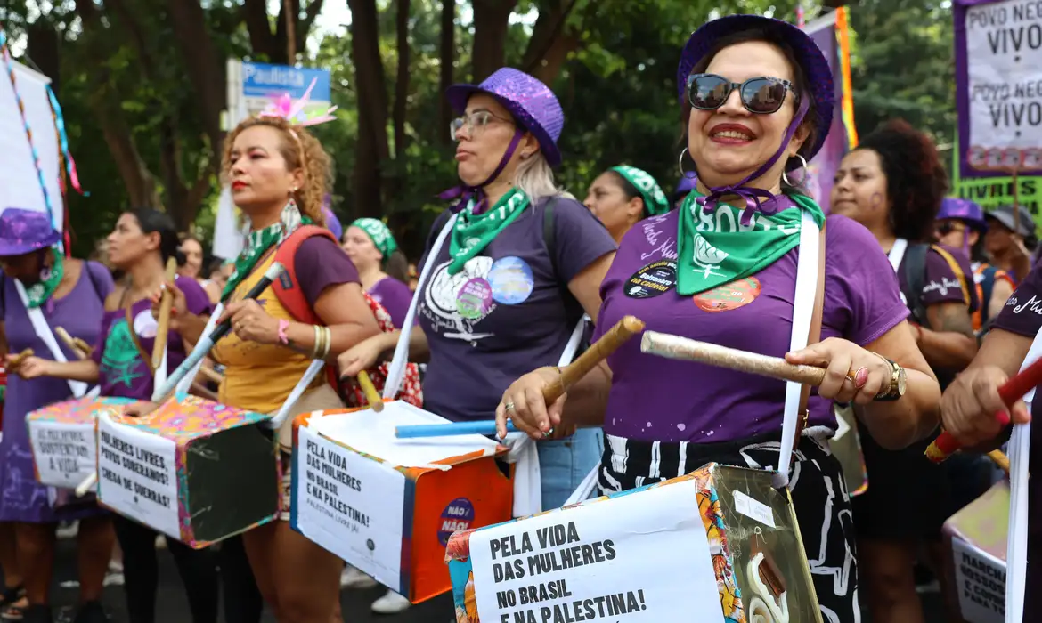Mulheres protestam em São Paulo por direito ao aborto e pelo fim da escala 6x1
