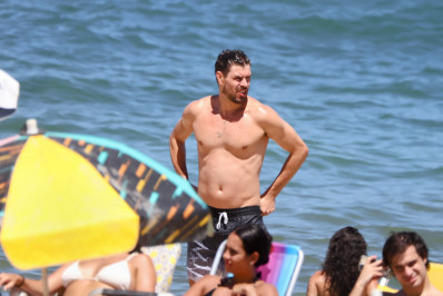 Ex-jogador da Seleção de vôlei, Bruninho se refresca em praia no Rio