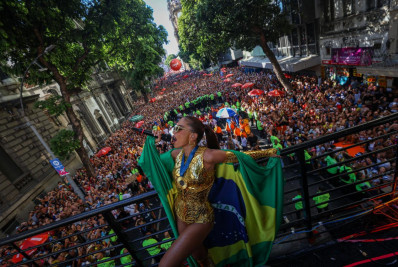 Anitta arrasta 1,1 milhão de foliões com megabloco no Centro do Rio