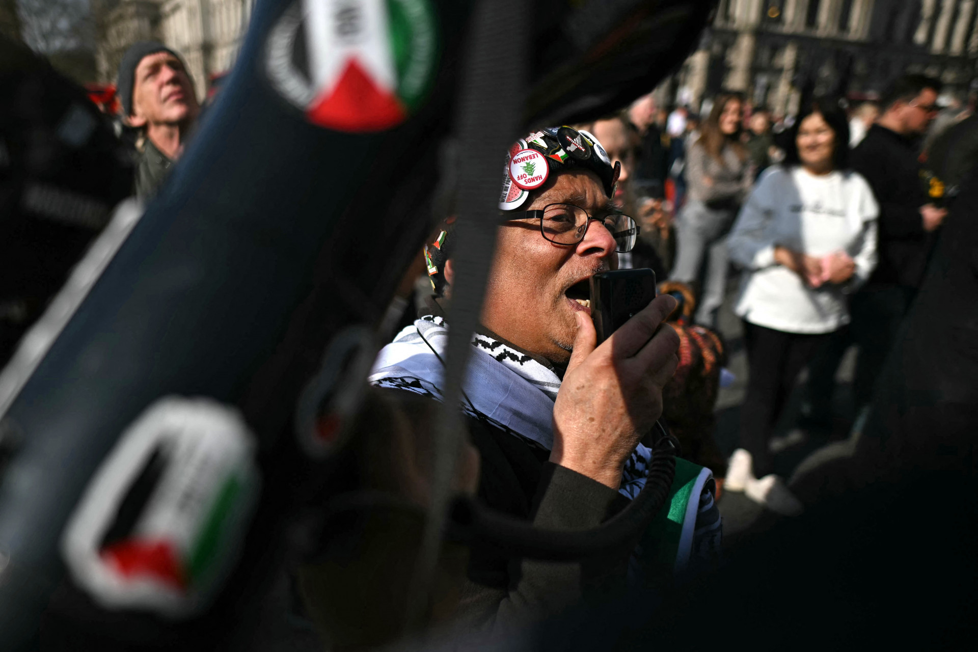 Negociadores chegaram na escada de um caminhão de bombeiros com um megafone - AFP