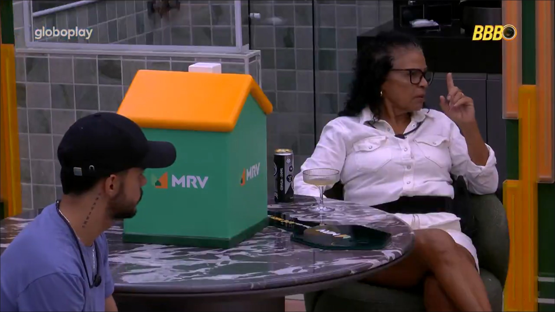 Vilma diz que Aline não serve para ter um compromisso com o filho Diogo Almeida - Reprodução / TV Globo