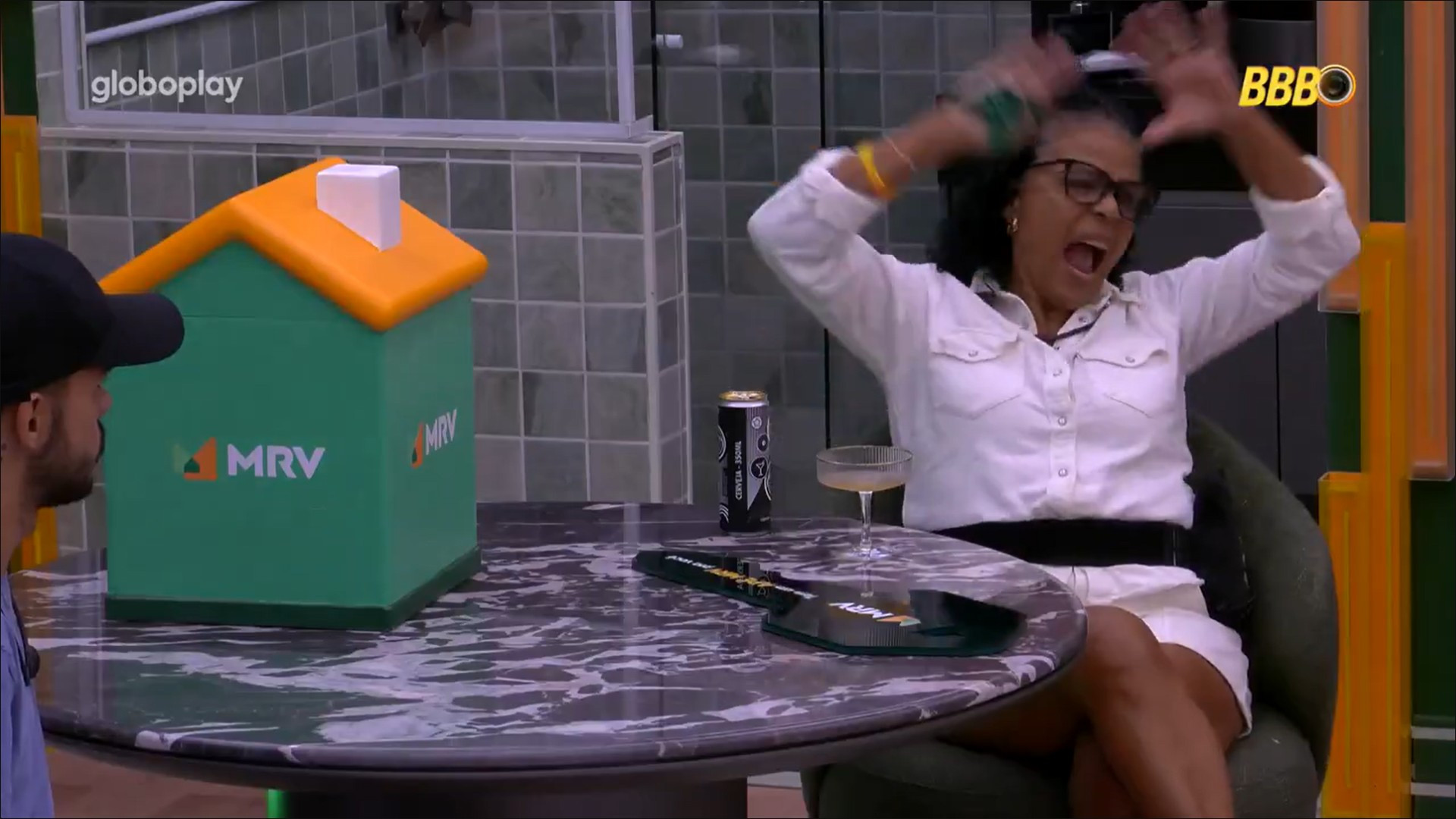 Vilma diz que Aline não serve para ter um compromisso com o filho Diogo Almeida - Reprodução / TV Globo