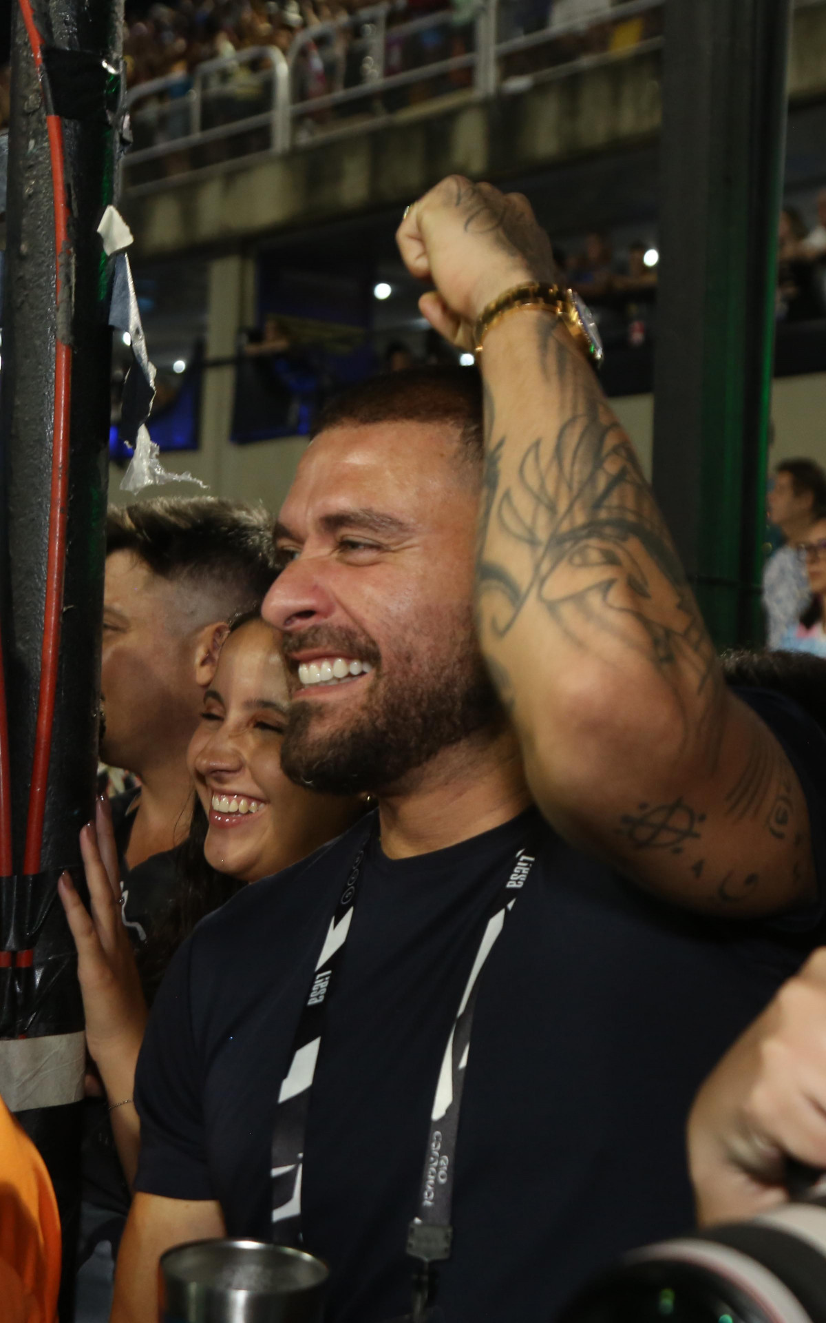 Paolla Oliveira e Diogo Nogueira dão beijão na Sapucaí durante o Desfile das Campeãs