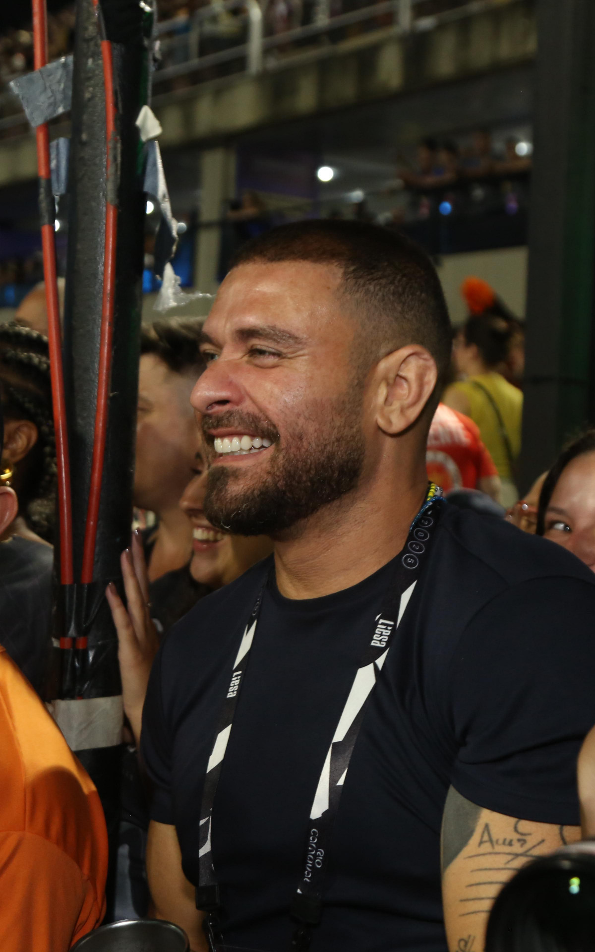 Paolla Oliveira e Diogo Nogueira dão beijão na Sapucaí durante o Desfile das Campeãs