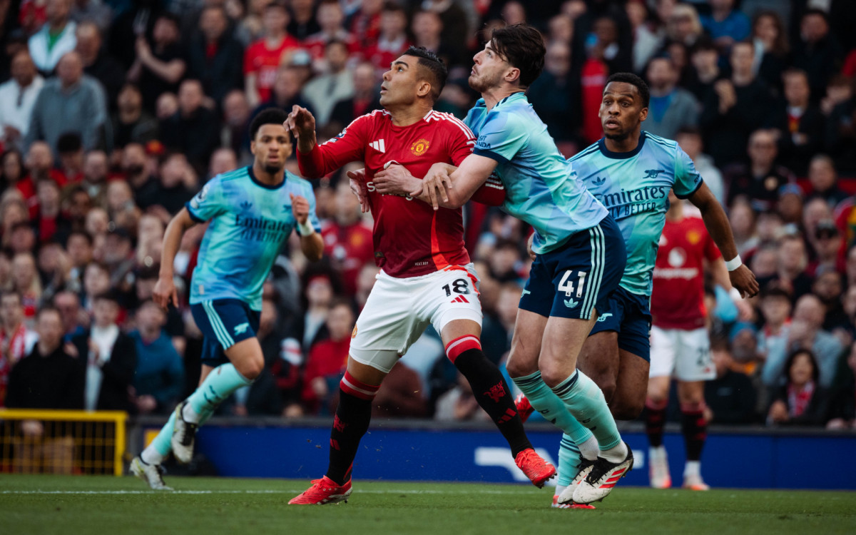 Casemiro disputa bola com Rice no jogo entre United e Arsenal