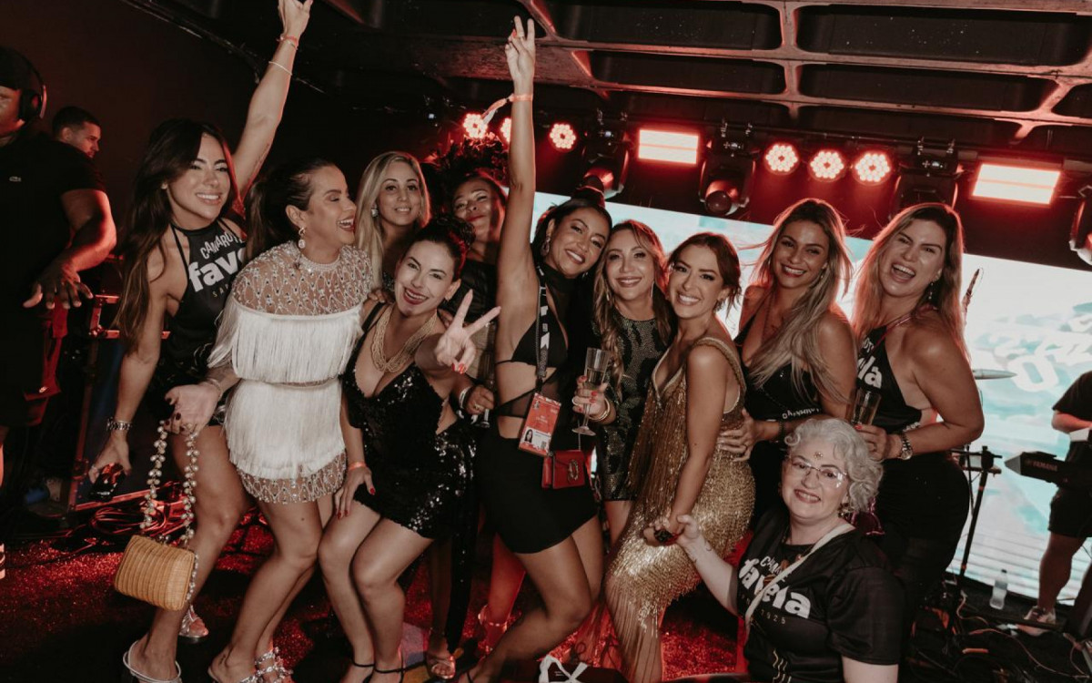 Gabriela Lopes Siqueira com convidadas no camarote - Paulinne Carvalho - Camarote Favela