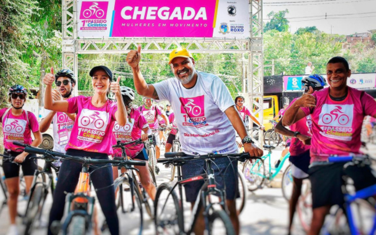A vice-prefeita Mariana Malta e o secretário Chefe de Gabinete (camiseta branca), Marcelo Canella, participaram ativamente do Passeio Ciclístico de Belford Roxo