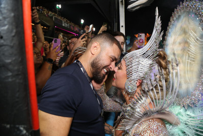 Paolla Oliveira beija Diogo Nogueira durante o Desfile das Campeãs