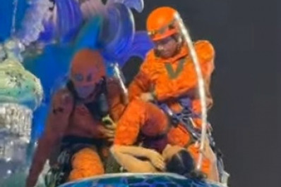 Vídeo: Bombeiros resgatam destaque de carro alegórico durante Desfile das Campeãs