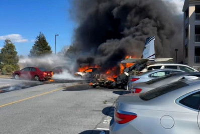 Avião com cinco pessoas a bordo cai em estacionamento de lar para idosos nos EUA