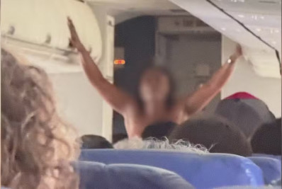 Passageira fica nua e grita pelo corredor de avião nos EUA