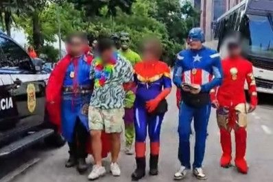 Policiais fantasiados de 'Liga da Justiça' prendem ladrões de celular em bloco em SP