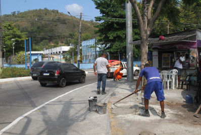 São Gonçalo revitaliza calçadas e cria rampa de acessibilidade no Colubandê