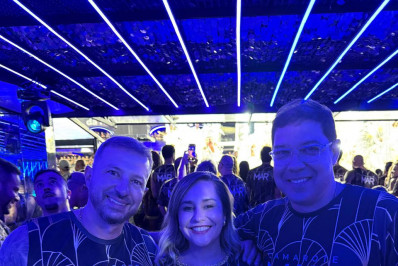 Prefeita de Araruama concilia agenda oficial e folia na Sapucaí