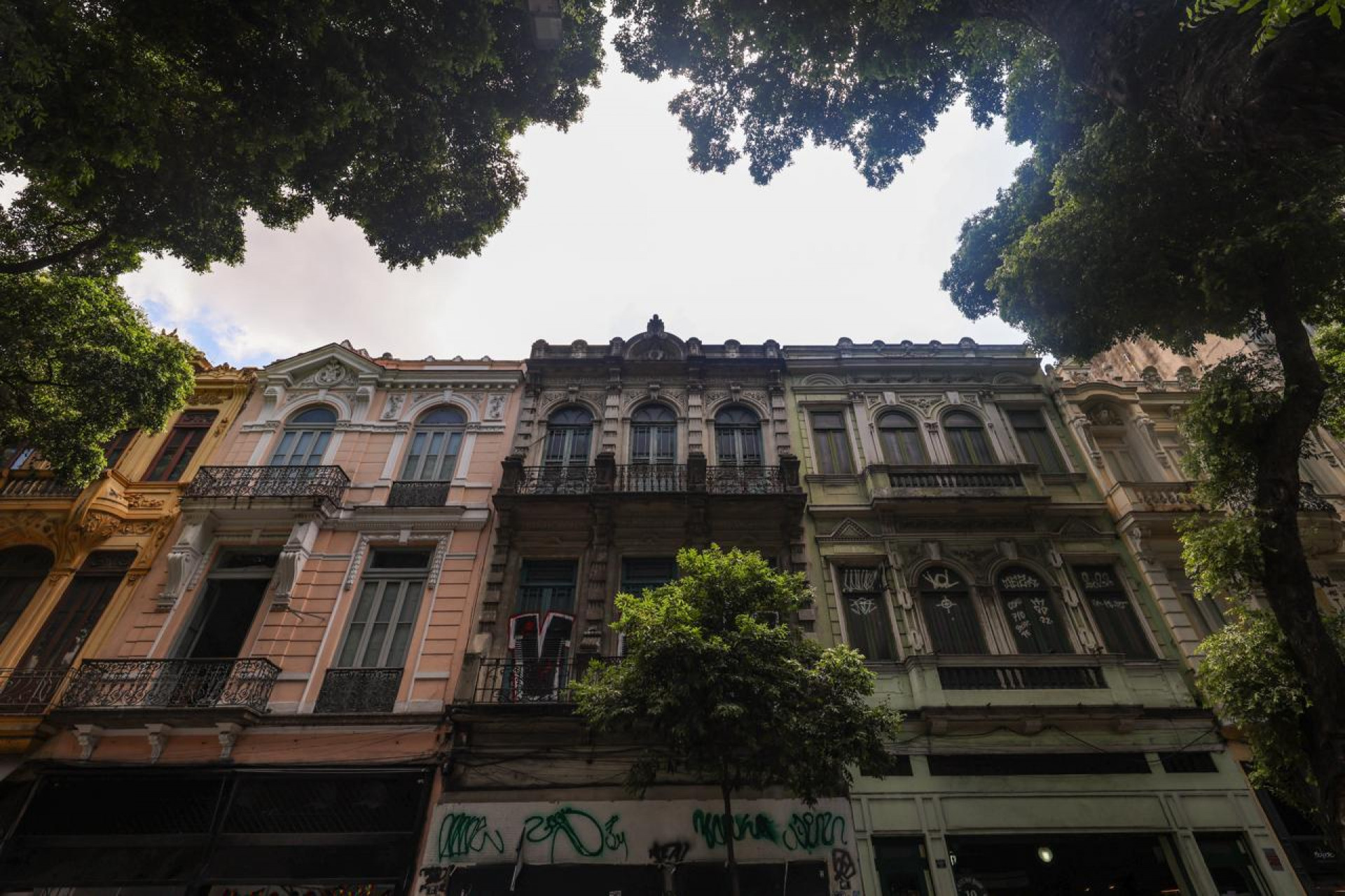 Casarões abandonados na Rua da Carioca, no Centro - Renan Areias/Agência O DIA