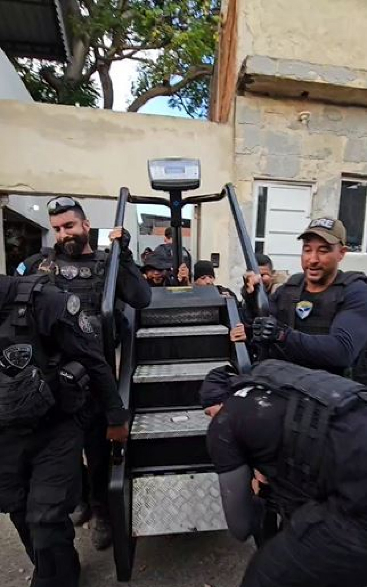 Equipamentos da academia de Peixão sendo removidos pelos policiais no Complexo de Israel - Reprodução