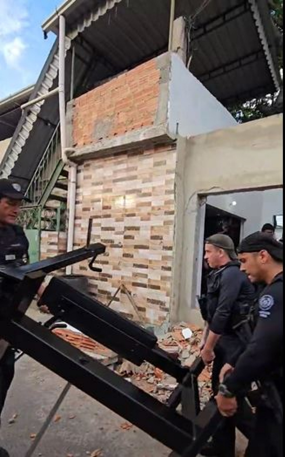 Equipamentos da academia de Peixão sendo removidos pelos policiais no Complexo de Israel - Reprodução