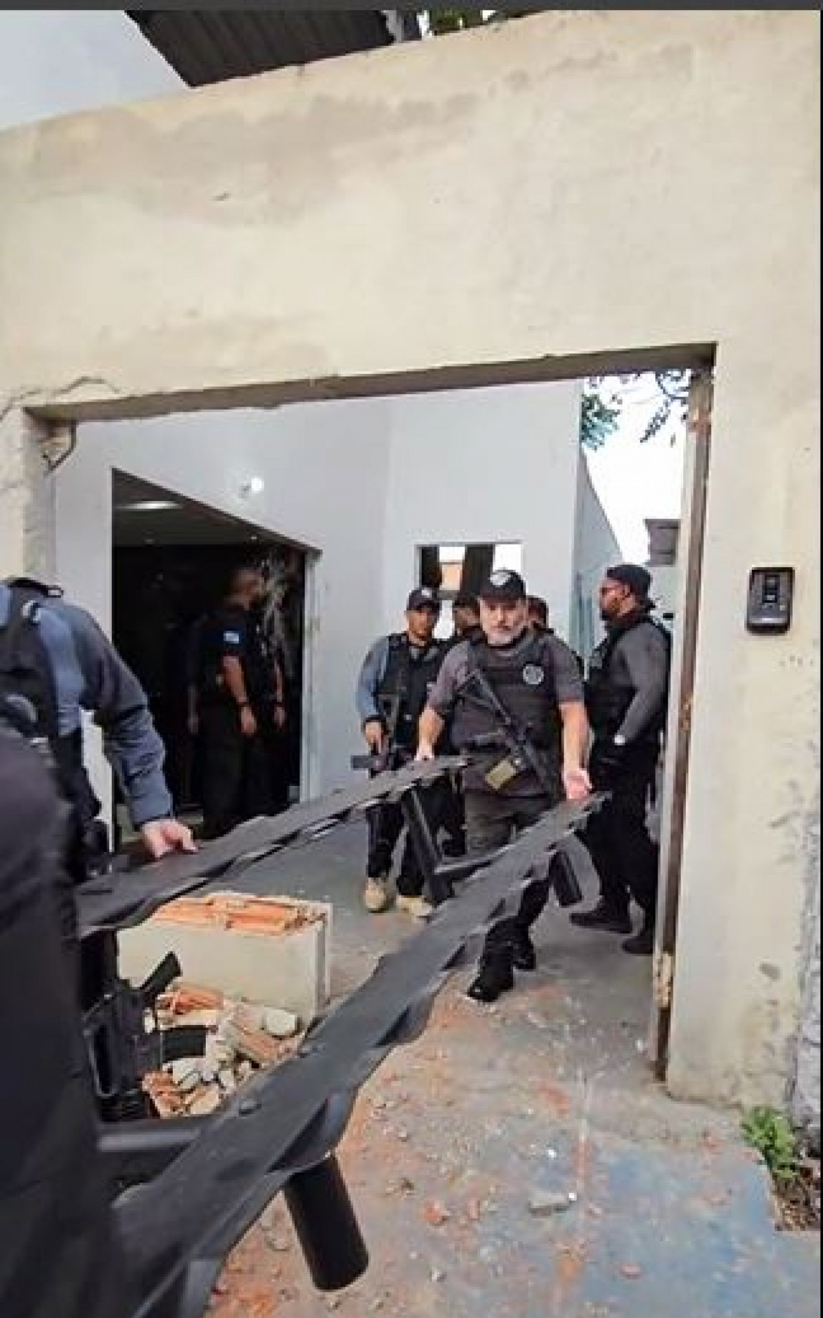 Equipamentos da academia de Peixão sendo removidos pelos policiais no Complexo de Israel - Reprodução