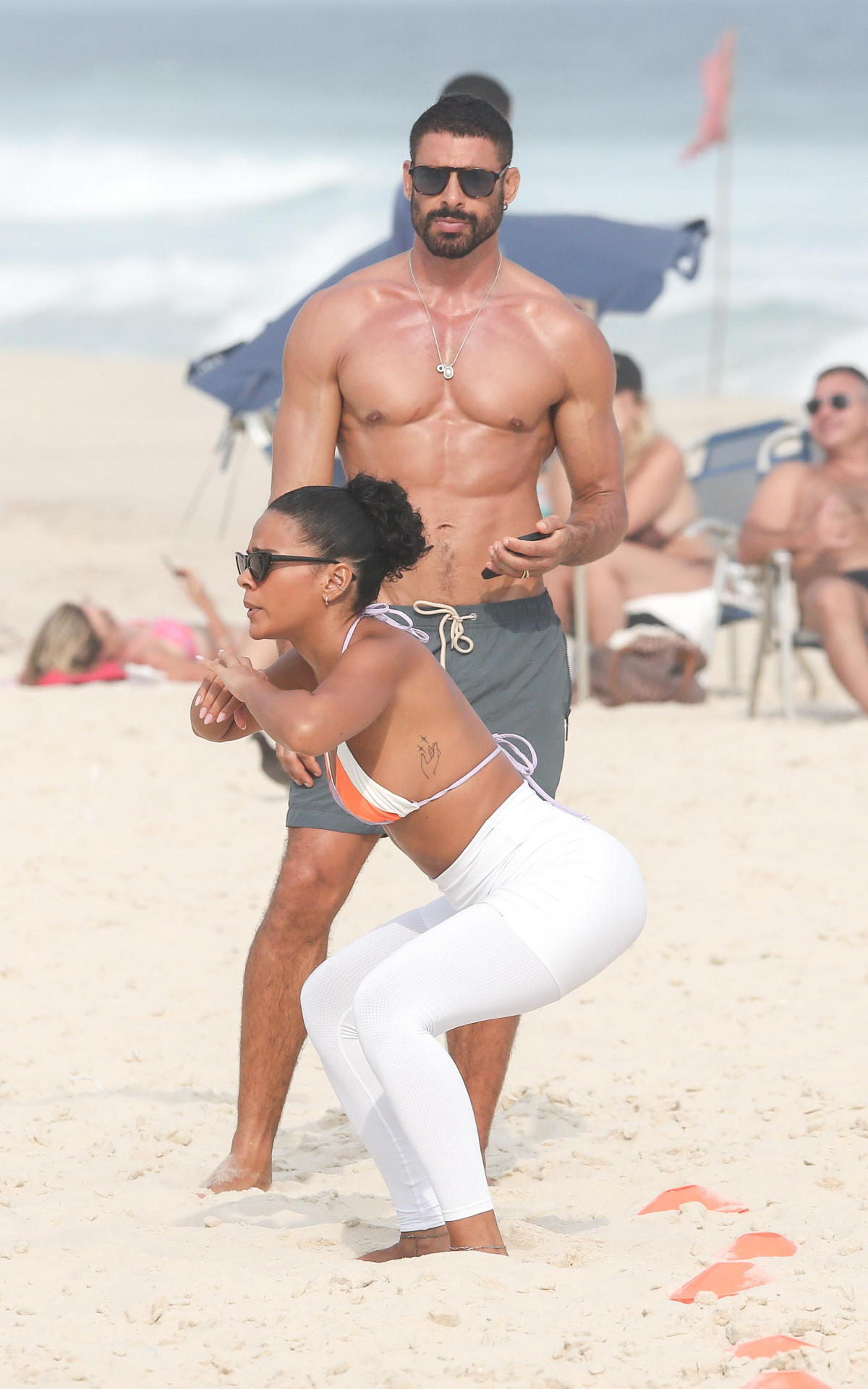 Bella Campos e Cauã Reymond exibem boa forma em gravação de \'Vale Tudo\' na praia