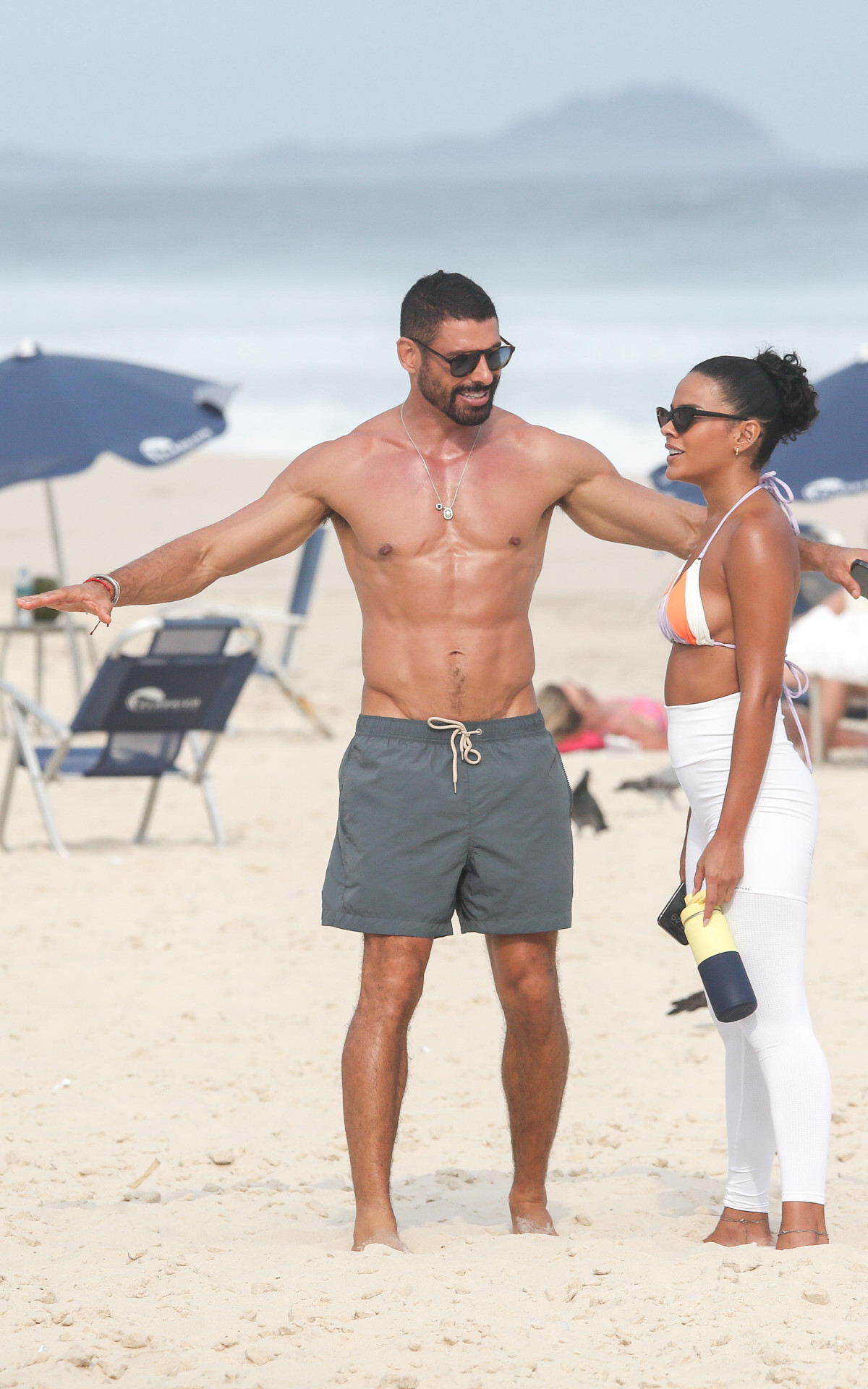 Bella Campos e Cauã Reymond exibem boa forma em gravação de \'Vale Tudo\' na praia