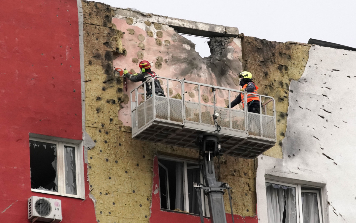 Edifícios foram atingidos pela queda de destroços dos drones, com janelas quebradas e buracos nos telhados - AFP