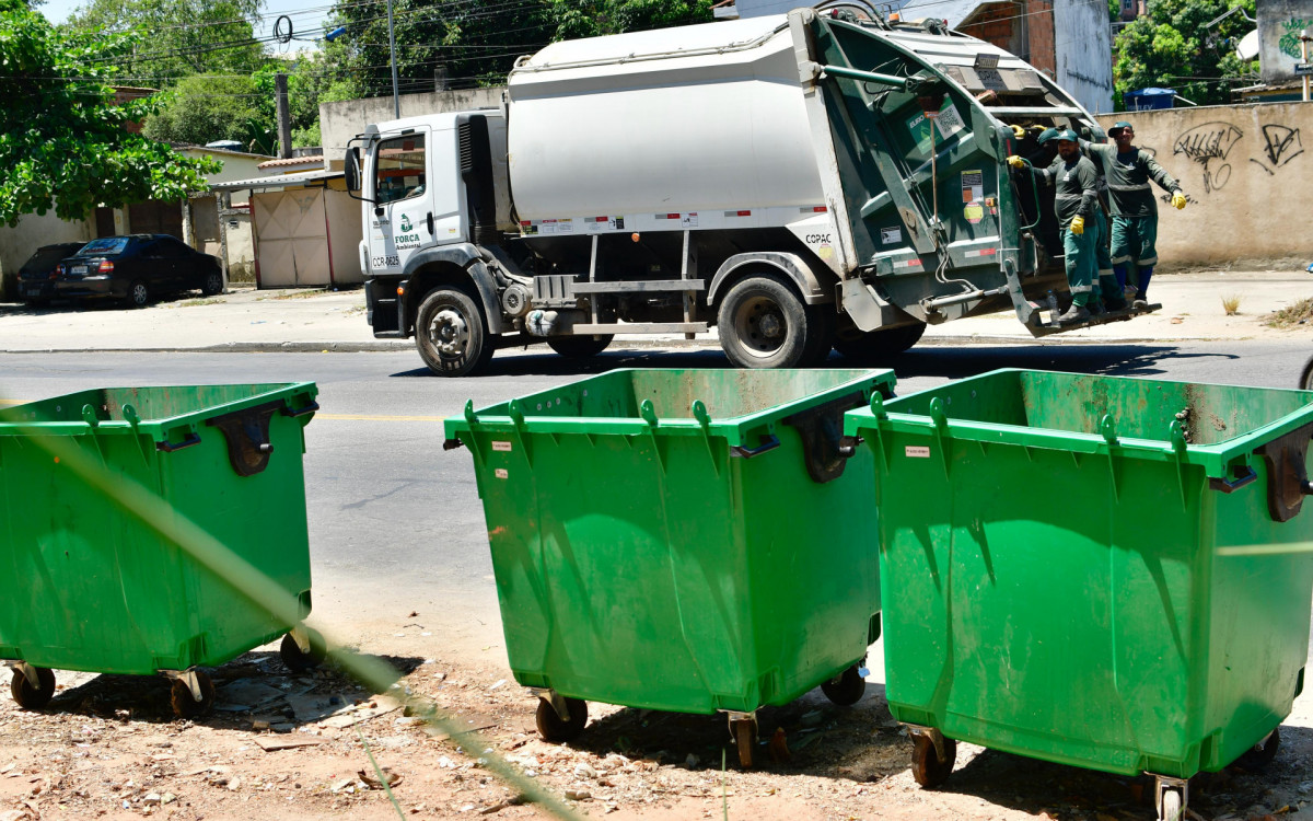 Cada contêiner tem a capacidade para armazenar mil litros cúbicos de lixo