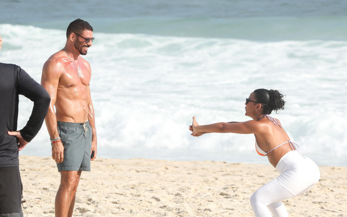 Bella Campos e Cauã Reymond exibem boa forma em gravação de \'Vale Tudo\' na praia