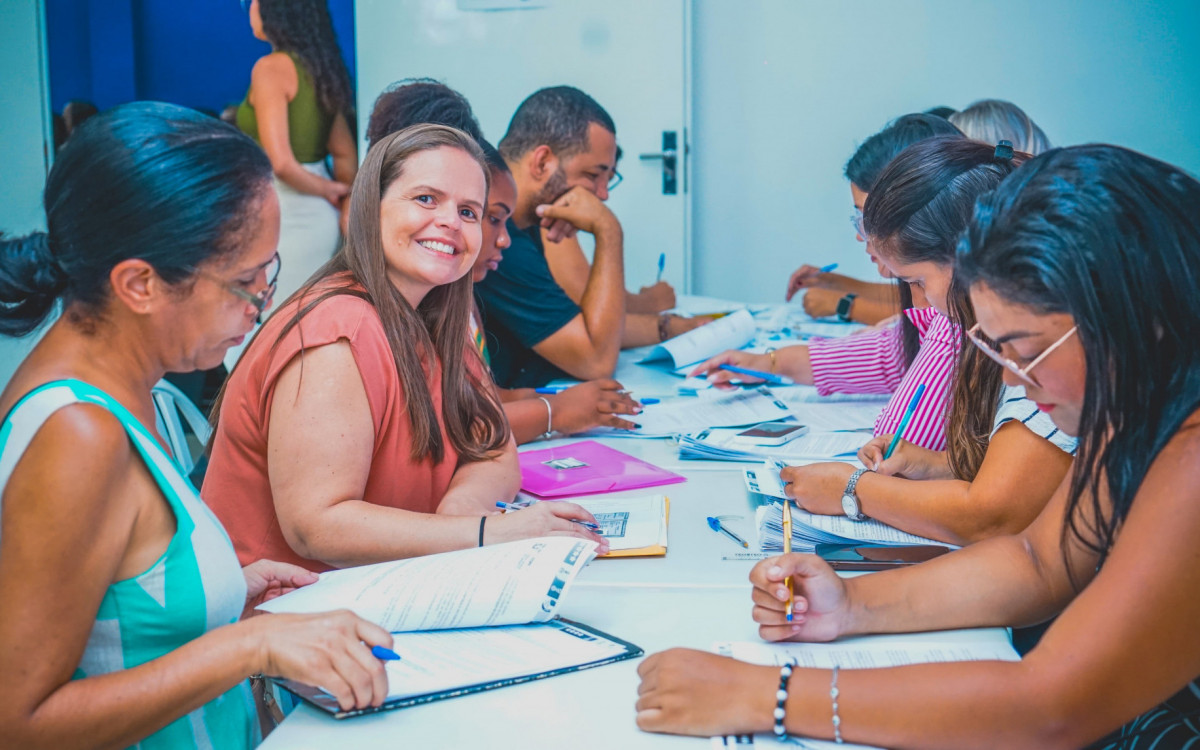 Professores participaram de uma checagem de documentação e assinatura de contrato