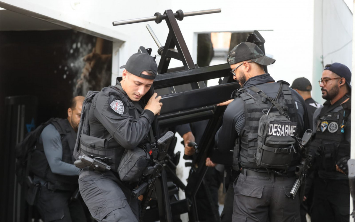 Aparelhos da academia do Peixão sendo apreendidos no Complexo de Israel - Divulgação/PCERJ