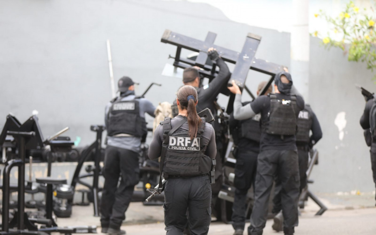 Aparelhos da academia do Peixão sendo apreendidos no Complexo de Israel - Divulgação/PCERJ