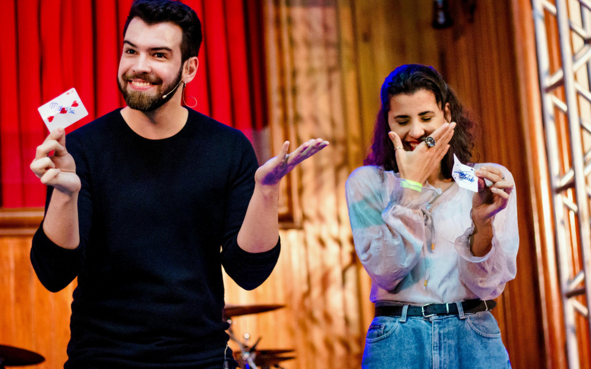 Lucas Toledo e uma espectadora sendo surpreendida com a magia