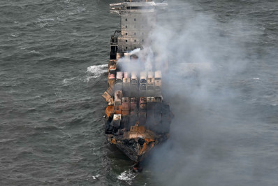 Incêndio após colisão no Mar do Norte continua e aumenta temor de desastre ecológico