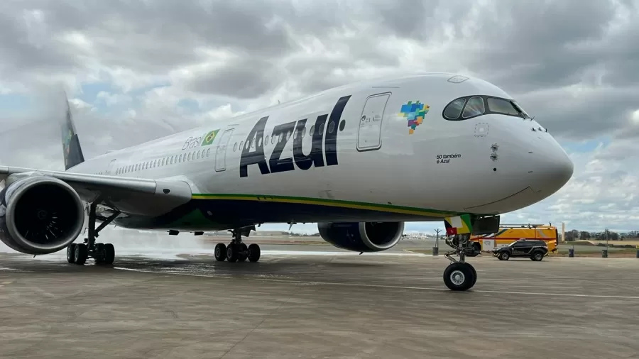 Avião da azul realiza manobra durante pouso internacional; aeronave decolou de Campinas