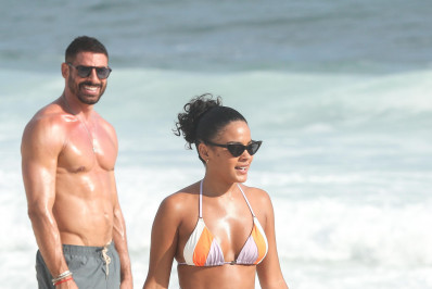 Bella Campos e Cauã Reymond exibem boa forma em gravação de 'Vale Tudo' na praia