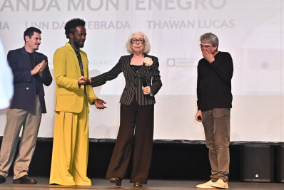 Fernanda Montenegro é ovacionada em pré-estreia de filme