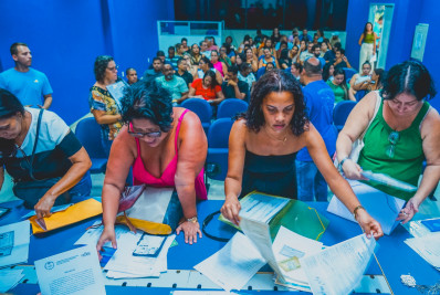 Professores aprovados no Processo Seletivo da Educação de Meriti assinam contratos