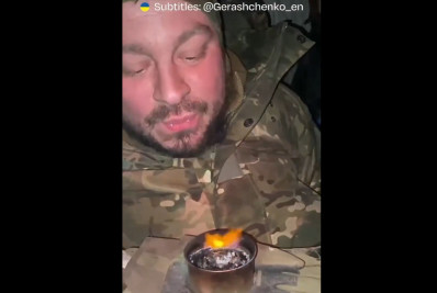 Aniversário nas trincheiras: soldado ucraniano recebe 'parabéns' de companheiros; veja vídeo