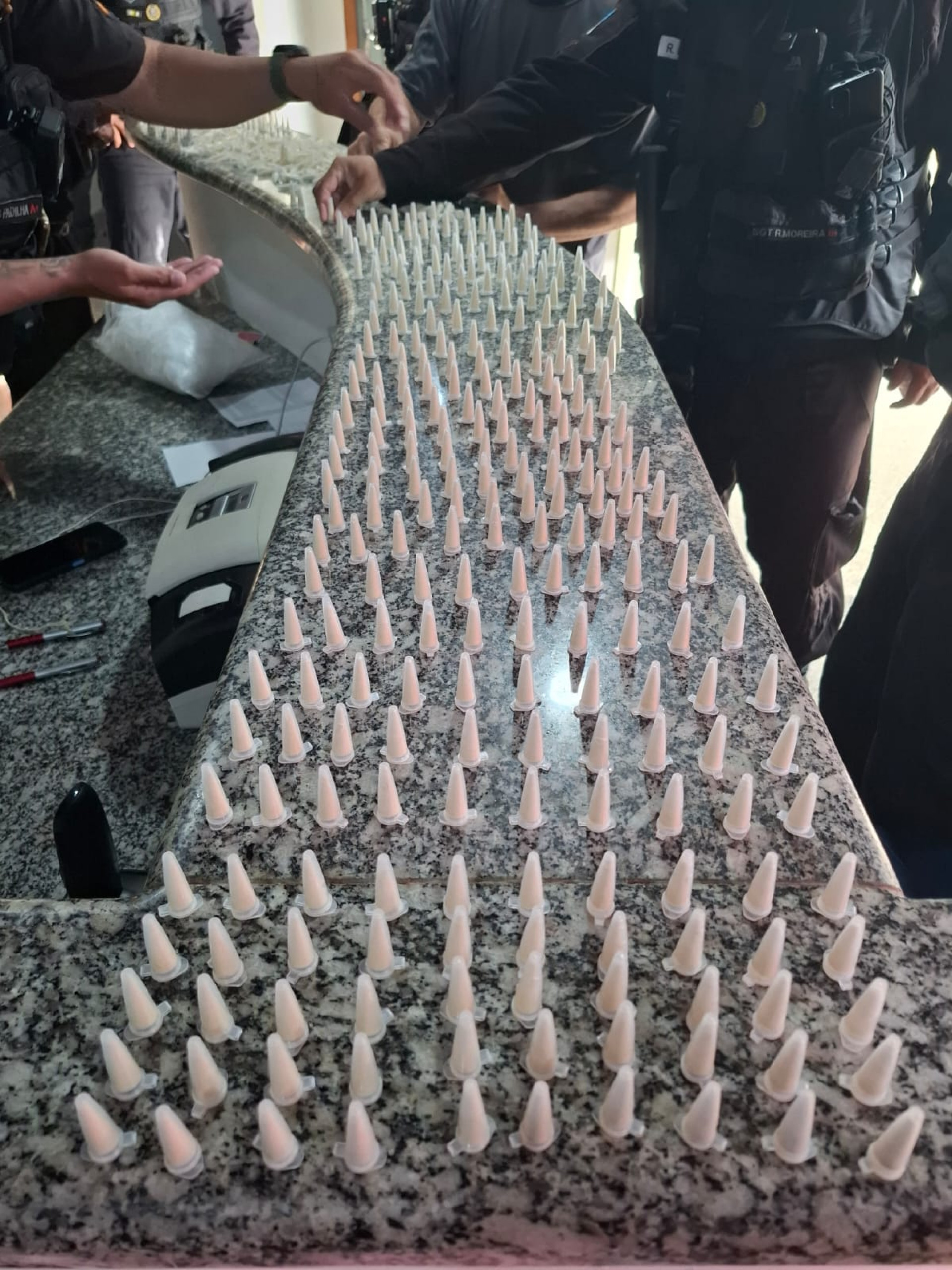 Os pinotes de cocaína enfileirados no balcão da 137ª DP/ Miracema-RJ