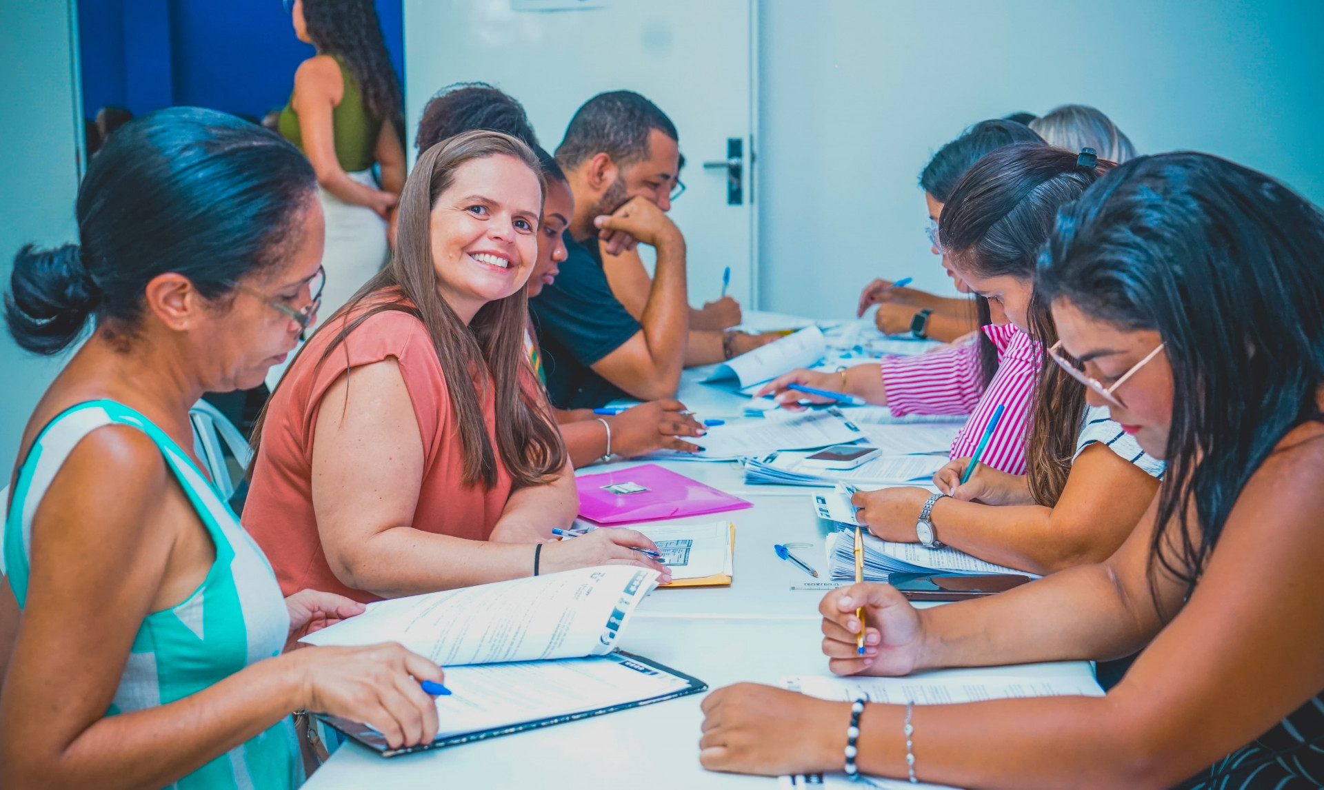 Professores participaram de uma checagem de documenta&ccedil;&atilde;o e assinatura de contrato - Gilberto Rocha