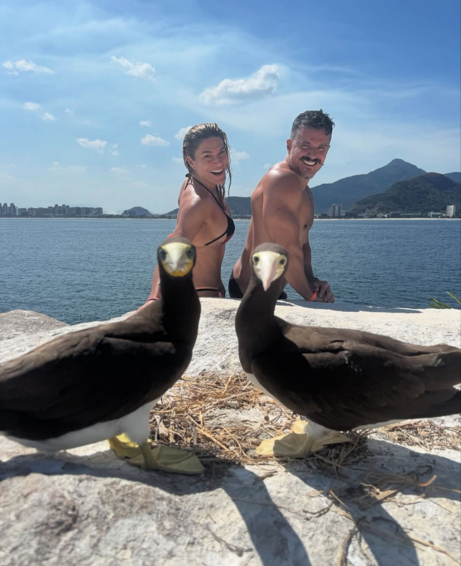 Priscila Fantin exibe registros em passeio de barco com o marido - Reprodução Instagram