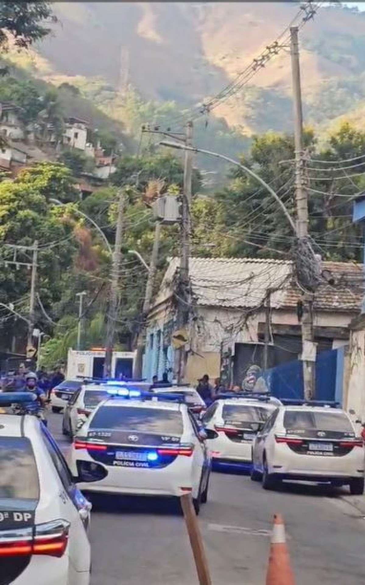 Policiais civis atuam no Complexo do Lins, na Zona Norte, nesta quarta (12) - Reprodu&ccedil;&atilde;o